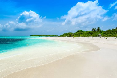 Şezlong ve şemsiyeler Hint Okyanusu, Maldivler Island ile güzel kumlu plaj