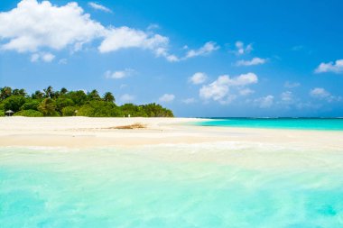 Şezlong ve şemsiyeler Hint Okyanusu, Maldivler Island ile güzel kumlu plaj