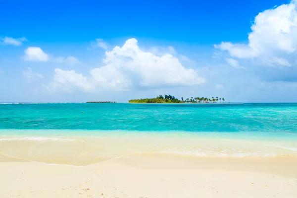 Песчаный Пляж Необитаемом Острове Индийском Океане Видом Роскошный Курорт Водные — стоковое фото