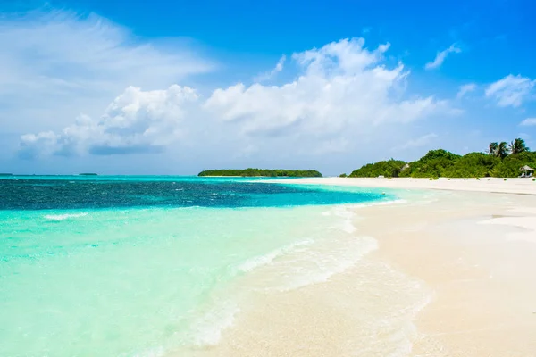 Prachtig Zandstrand Met Ligbedden Parasols Indische Oceaan Maldiven Island — Stockfoto