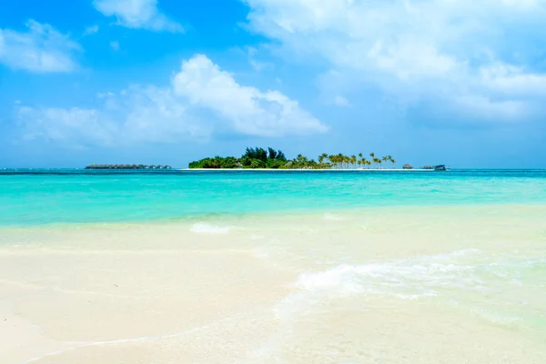 Песчаный Пляж Необитаемом Острове Индийском Океане Видом Роскошный Курорт Водные — стоковое фото