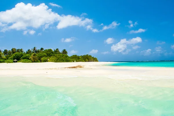 Prachtig Zandstrand Met Ligbedden Parasols Indische Oceaan Maldiven Island — Stockfoto