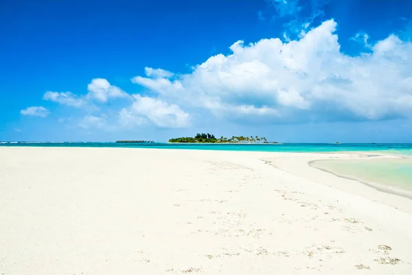 高級リゾートと水上ヴィラ モルディブ インド洋無人島で美しい砂浜 — ストック写真