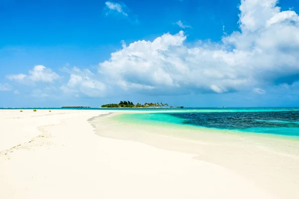 Hermosa Playa Arena Isla Deshabitada Océano Índico Con Vista Complejo — Foto de Stock