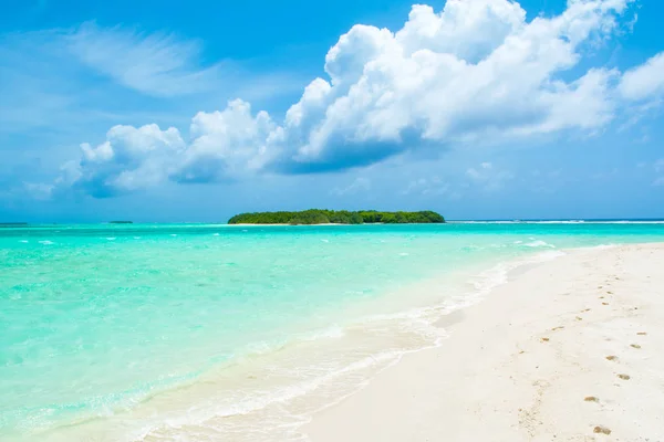 インド洋 モルディブの無人島の美しい白砂のビーチ — ストック写真