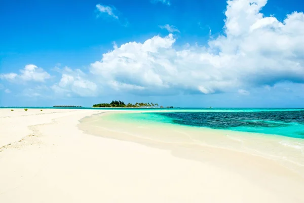 高級リゾートと水上ヴィラ モルディブ インド洋無人島で美しい砂浜 — ストック写真