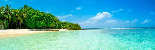 马尔代夫印度洋无人岛美丽沙滩的全景景观 — 图库照片