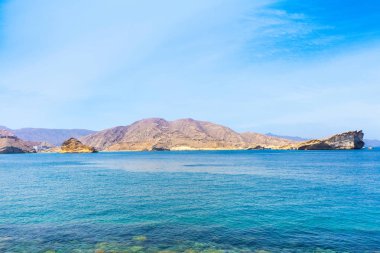 Güzel manzara sahil Muscat, Umman Körfezi ve Hacer Dağları, Umman