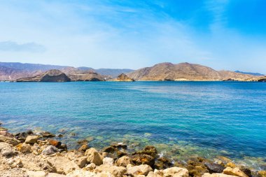 Güzel manzara sahil Muscat, Umman Körfezi ve Hacer Dağları, Umman