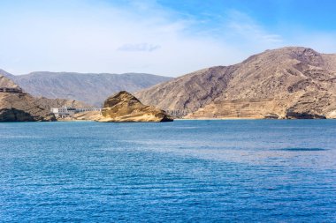 Güzel manzara sahil Muscat, Umman Körfezi ve Hacer Dağları, Umman