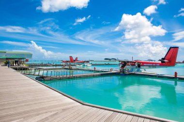 Male, Maldivler - 04 Temmuz 2017: deniz uçağı yakınındaki havaalanında erkek, Maldivler, 04 Temmuz 2017 ahşap iskele