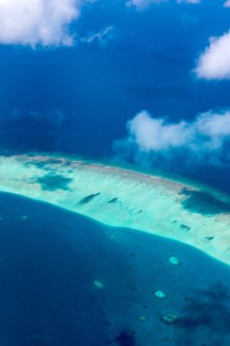 Hint Okyanusu, Maldivler Island Atoll reef ve manzara havadan görünümü