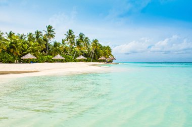 Şezlong ve şemsiyeler Hint Okyanusu, Maldivler Island ile güzel kumlu plaj