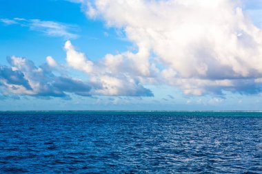 Maldivler Island kumlu plaj renkli gökyüzü ve dalgalı deniz üzerinde dramatik bulutlar güzel günbatımı manzara