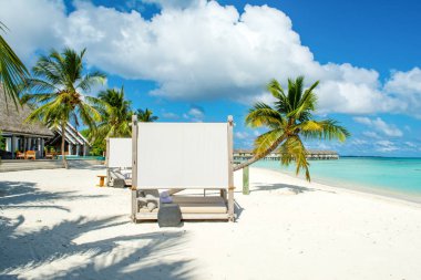 Güney Ari Atoll, Maldives - 19 Haziran 2018: Chill lounge bölge lüks otel Hint Okyanusu kıyısında havuz kenarında