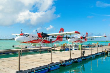 Male, Maldivler - 04 Temmuz 2017: deniz uçağı yakınındaki havaalanında erkek, Maldivler, 04 Temmuz 2017 ahşap iskele