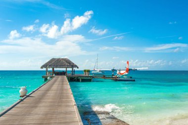 Güney Ari Atoll, Maldivler - 04 Temmuz 2017: Hint Okyanusu, Maldivler, ahşap rıhtımın 04 Temmuz 2017 deniz uçağı