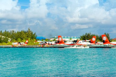 Male, Maldivler - 04 Temmuz 2017: deniz uçağı yakınındaki havaalanında erkek, Maldivler, 04 Temmuz 2017 ahşap iskele