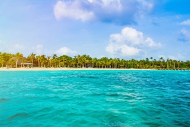 Maldivler Island kumlu plaj renkli gökyüzü ve dalgalı deniz üzerinde dramatik bulutlar güzel günbatımı manzara