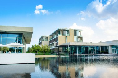 Ajman, Birleşik Arap Emirlikleri - 30 Ekim 2018: modern tasarım binalar, lagün havuzu ve Al Zorah kıyı şeridi daki Lüks Otel bahçe peyzaj 