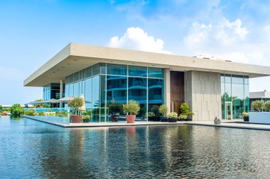 Ajman, Birleşik Arap Emirlikleri - 30 Ekim 2018: modern tasarım binalar, lagün havuzu ve Al Zorah kıyı şeridi daki Lüks Otel bahçe peyzaj 