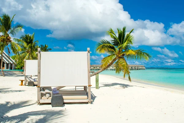 Güney Ari Atoll, Maldives - 19 Haziran 2018: lüks otel Hint Okyanusu kıyı bölgesinde Chill lounge