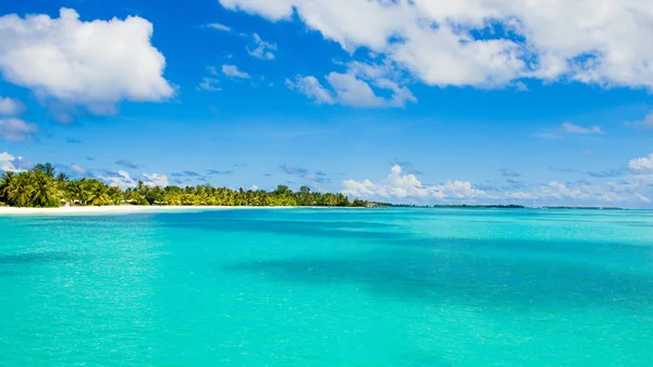 Hermosa Playa Arena Con Tumbonas Sombrillas Océano Índico Maldivas Isla — Foto de Stock