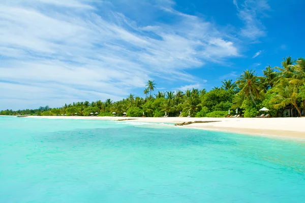 Pantai Berpasir Yang Indah Dengan Tempat Tidur Matahari Dan Payung — Stok Foto