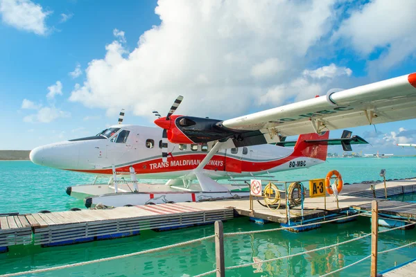 Male, Maldivler - 04 Temmuz 2017: deniz uçağı yakınındaki havaalanında erkek, Maldivler, 04 Temmuz 2017 ahşap iskele