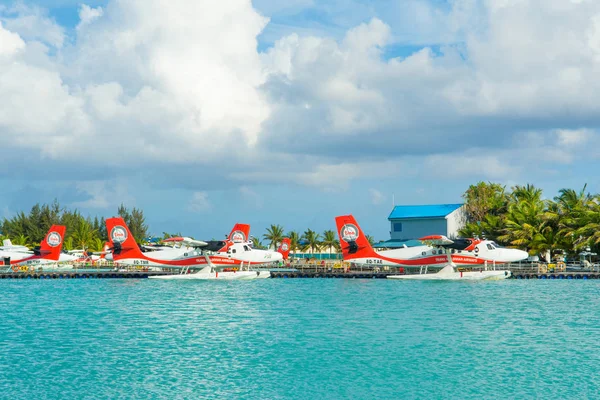 Male, Maldivler - 04 Temmuz 2017: deniz uçağı yakınındaki havaalanında erkek, Maldivler, 04 Temmuz 2017 ahşap iskele