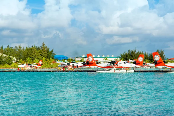 Male, Maldivler - 04 Temmuz 2017: deniz uçağı yakınındaki havaalanında erkek, Maldivler, 04 Temmuz 2017 ahşap iskele