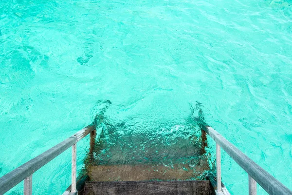 Деревянные Лестницы Кристально Чистой Бирюзовой Воде Индийском Океане Мальдивы — стоковое фото