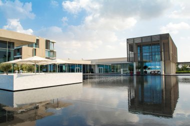 Ajman, Birleşik Arap Emirlikleri - 30 Ekim 2018: modern tasarım binalar, lagün havuzu ve Al Zorah kıyı şeridi daki Lüks Otel bahçe peyzaj 