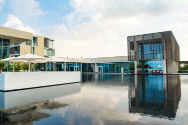 Ajman, Birleşik Arap Emirlikleri - 30 Ekim 2018: modern tasarım binalar, lagün havuzu ve Al Zorah kıyı şeridi daki Lüks Otel bahçe peyzaj 