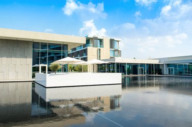 Ajman, Birleşik Arap Emirlikleri - 30 Ekim 2018: yatay, modern tasarım binalar ve lagün havuzu Al Zorah kıyı şeridi daki lüks otel 