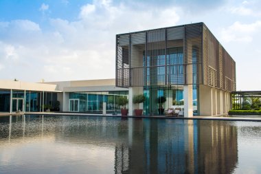 Ajman, Birleşik Arap Emirlikleri - 30 Ekim 2018: modern tasarım binalar, lagün havuzu ve Al Zorah kıyı şeridi daki Lüks Otel bahçe peyzaj 