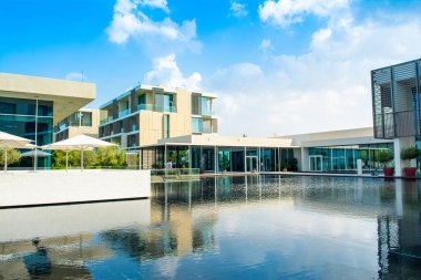 Ajman, Birleşik Arap Emirlikleri - 30 Ekim 2018: yatay, modern tasarım binalar ve lagün havuzu Al Zorah kıyı şeridi daki lüks otel 