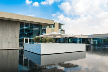 Ajman, Birleşik Arap Emirlikleri - 30 Ekim 2018: modern tasarım binalar, lagün havuzu ve Al Zorah kıyı şeridi daki Lüks Otel bahçe peyzaj 