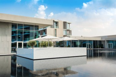 Ajman, Birleşik Arap Emirlikleri - 30 Ekim 2018: modern tasarım binalar, lagün havuzu ve Al Zorah kıyı şeridi daki Lüks Otel bahçe peyzaj 