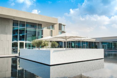 Ajman, Birleşik Arap Emirlikleri - 30 Ekim 2018: modern tasarım binalar, lagün havuzu ve Al Zorah kıyı şeridi daki Lüks Otel bahçe peyzaj 