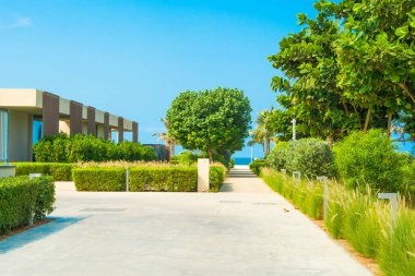 Ajman, Birleşik Arap Emirlikleri - 30 Ekim 2018: modern tasarım Villa ve Al Zorah kıyı şeridi lüks otelin bahçesinde, yatay 
