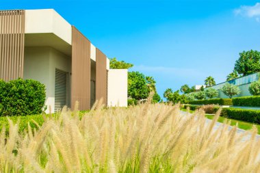 Ajman, Birleşik Arap Emirlikleri - 30 Ekim 2018: modern tasarım Villa ve Al Zorah kıyı şeridi lüks otelin bahçesinde, yatay 