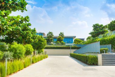 Ajman, Birleşik Arap Emirlikleri - 30 Ekim 2018: modern tasarım Villa ve Al Zorah kıyı şeridi lüks otelin bahçesinde, yatay 