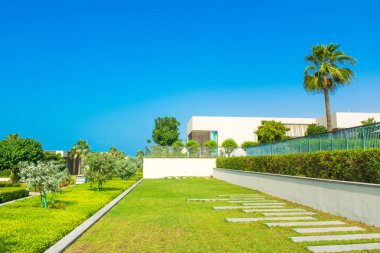 Ajman, Birleşik Arap Emirlikleri - 30 Ekim 2018: modern tasarım Villa ve Al Zorah kıyı şeridi lüks otelin bahçesinde, yatay 