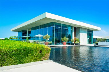 Ajman, Birleşik Arap Emirlikleri - 30 Ekim 2018: modern tasarım binalar, lagün havuzu ve Al Zorah kıyı şeridi daki Lüks Otel bahçe peyzaj 