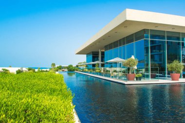 Ajman, Birleşik Arap Emirlikleri - 30 Ekim 2018: modern tasarım binalar, lagün havuzu ve Al Zorah kıyı şeridi daki Lüks Otel bahçe peyzaj 