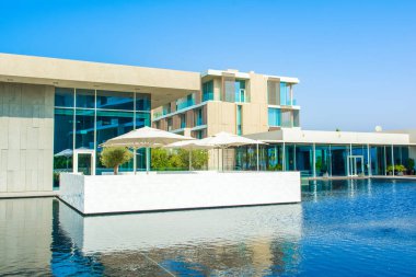 Ajman, Birleşik Arap Emirlikleri - 30 Ekim 2018: modern tasarım binalar, lagün havuzu ve Al Zorah kıyı şeridi daki Lüks Otel bahçe peyzaj 