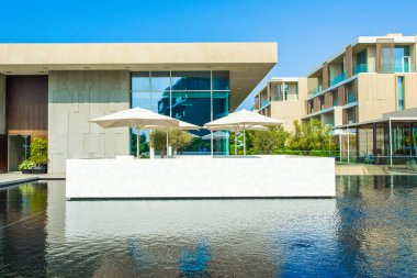 Ajman, Birleşik Arap Emirlikleri - 30 Ekim 2018: modern tasarım binalar, lagün havuzu ve Al Zorah kıyı şeridi daki Lüks Otel bahçe peyzaj 