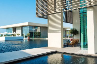 Ajman, Birleşik Arap Emirlikleri - 30 Ekim 2018: modern tasarım binalar, lagün havuzu ve Al Zorah kıyı şeridi daki Lüks Otel bahçe peyzaj 