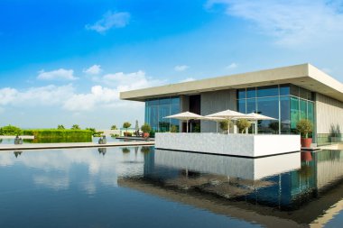 Ajman, Birleşik Arap Emirlikleri - 30 Ekim 2018: yatay, modern tasarım binalar ve lagün havuzu Al Zorah kıyı şeridi daki lüks otel 